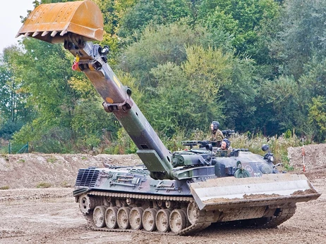 Німеччина передала новий пакет допомоги для ЗСУ: інженерні машини та потужні вантажівки