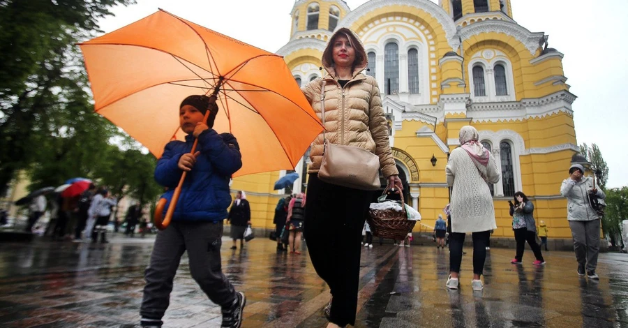 Остаточний прогноз синоптиків: святити паски підемо під дощем