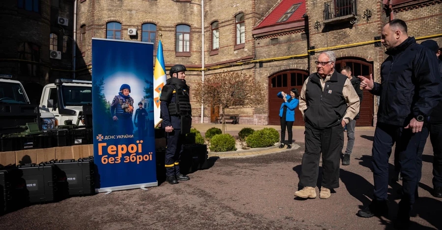 Американський інвестор Говард Баффет передав ДСНС України мінно-пошукових собак