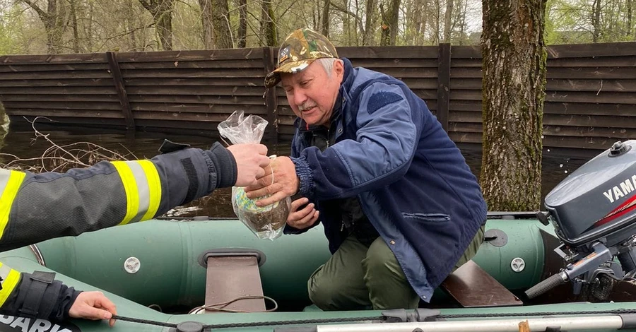 Рятувальники човнами доставили паски постраждалим від паводку на Черкащині