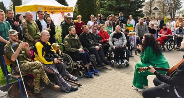 Настя Каменських у Рівному відвідала військовий шпиталь та посадила сакуру разом із захисниками