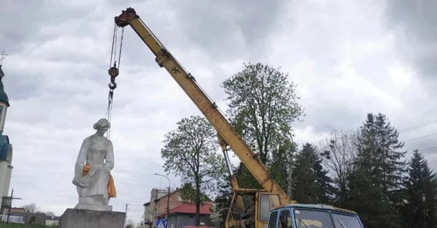 На Львівщині знесли два пам'ятники радянським солдатам