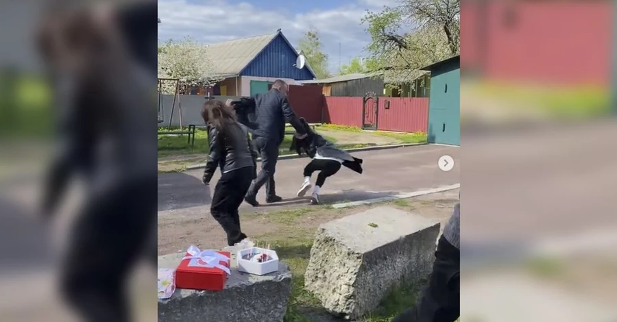 Житель Коростеня, який тягав за волосся жінок через паркування, отримав підозру