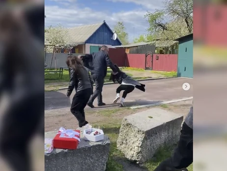 Житель Коростеня, який тягав за волосся жінок через паркування, отримав підозру