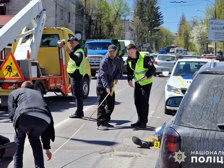 В Хмельницком водитель сбил двух военных и сотрудника полиции, есть погибший