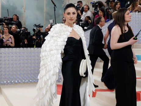 Дружина ексміністра інфраструктури Світлана Бевза позувала на Met Gala у сукні власного бренду