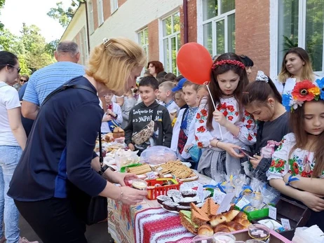 Житомирські школярі на ярмарку зібрали 36 тисяч гривень на допомогу ЗСУ