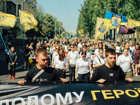 В Киеве прошел марш в поддержку пленных: Ждем домой героев Мариуполя