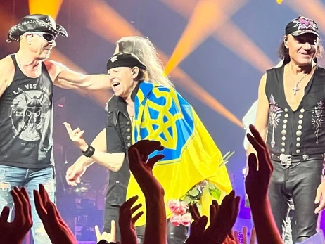 Группа Scorpions на концерте в Берлине развернула флаг Украины 