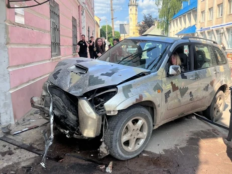 Во Львовской области нетрезвая автомобилистка сбила полицейскую на тротуаре, пострадавшую госпитализировали