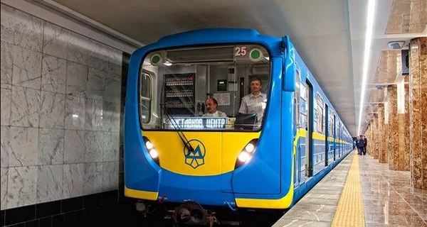 У Києві дівчина потрапила під поїзд метро: рух на 