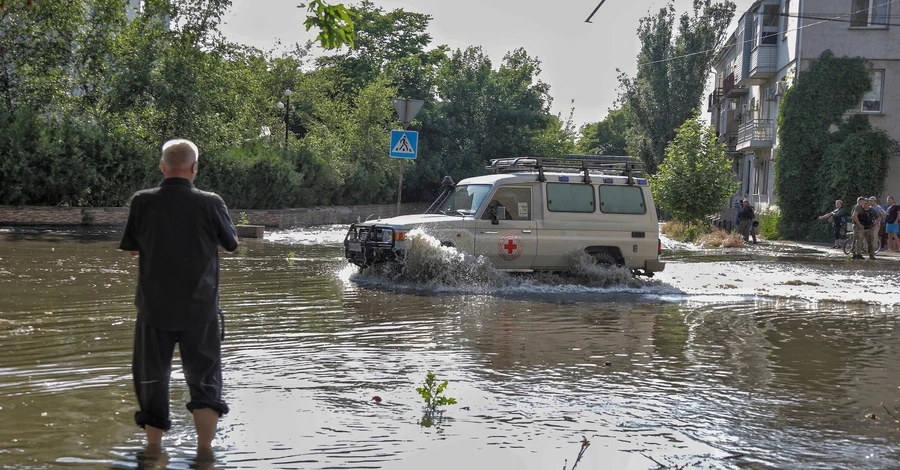 У Херсоні вода піднялась ще на 5 метрів, жителі багатоповерхівок заблоковані у своїх будинках 