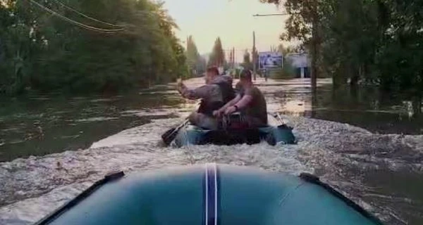 Під час евакуації людей у Херсоні росіяни скинули боєприпас на поліцейських, двох з них поранено