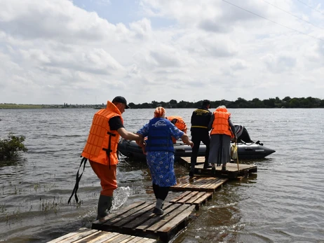 З понеділка у трьох областях України заборонять купатися та виловлювати рибу