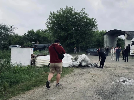 На Львівщині жителі не давали знести пам'ятник колгоспниці через його схожість із Тимошенко