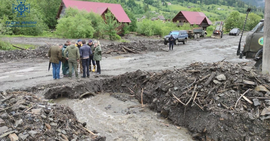 Через негоду гірські річки на Прикарпатті розмили дороги