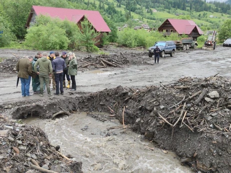 Через негоду гірські річки на Прикарпатті розмили дороги