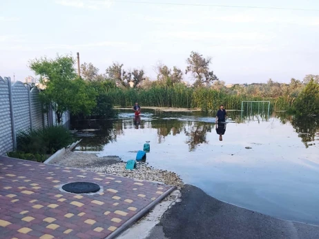 Староста чотирьох сіл під Херсоном: Плачемо над мішками з гуманітаркою – люди шлють останнє