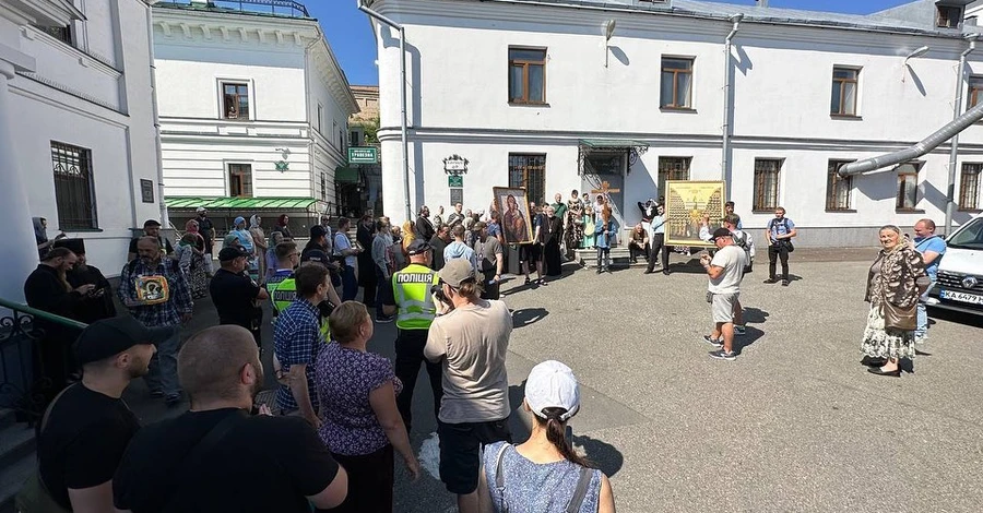 У Києво-Печерській лаврі знову протистояння — комісія прийшла опечатувати ще пʼять корпусів