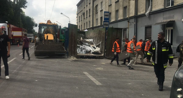 Жители дома во Львове, куда попала ракета: Нас бросило в разные стороны, как мух