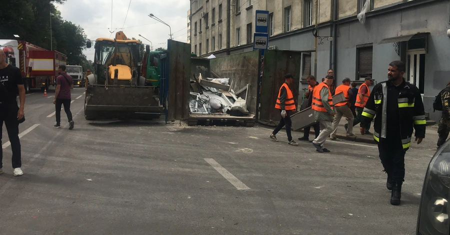 Жители дома во Львове, куда попала ракета: Нас бросило в разные стороны, как мух