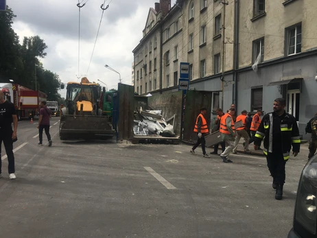 Жители дома во Львове, куда попала ракета: Нас бросило в разные стороны, как мух