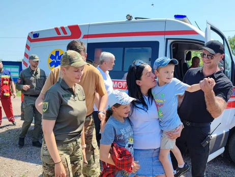 В Україну повернули двох дітей, вивезених росіянами – вони півтора року не бачили маму