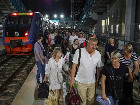 Понад 45 днів за кордоном чи купив машину в Україні: кого з ВПО позбавлять виплат