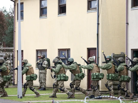 Зеленський підписав закон про випробувальний термін для вперше прийнятих на службу контрактників 