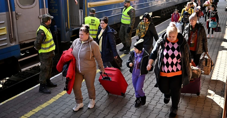 Потреба в безпеці, роботі та лояльності до бізнесу. Чому так важко повертати жінок-мігрантів