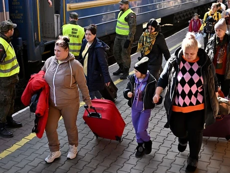 Потреба в безпеці, роботі та лояльності до бізнесу. Чому так важко повертати жінок-мігрантів