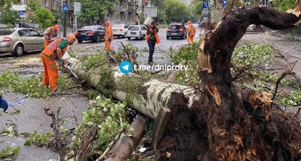 В Харьковской области из-за непогоды без света остались 3 тысячи абонентов, в Днепре молния сожгла грузовик