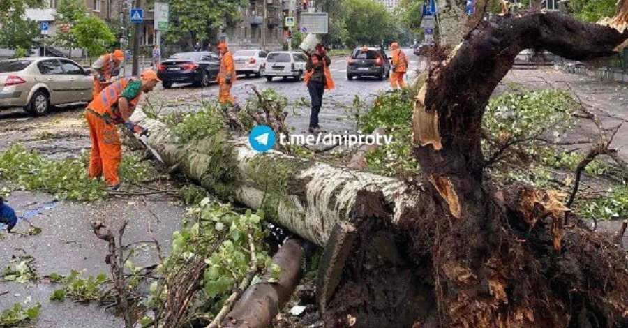 В Харьковской области из-за непогоды без света остались 3 тысячи абонентов, в Днепре молния сожгла грузовик