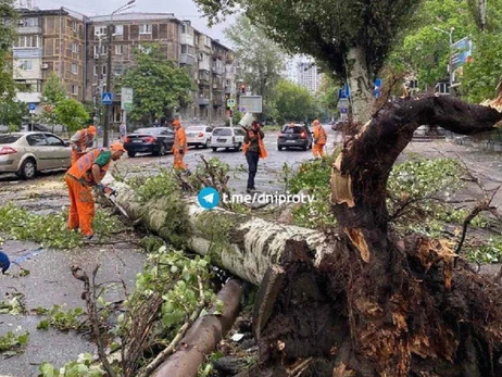 В Харьковской области из-за непогоды без света остались 3 тысячи абонентов, в Днепре молния сожгла грузовик