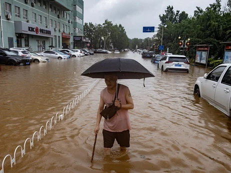 Из-за дождей в Пекине, которые не прекращаются четвертые сутки, погибли 11 человек