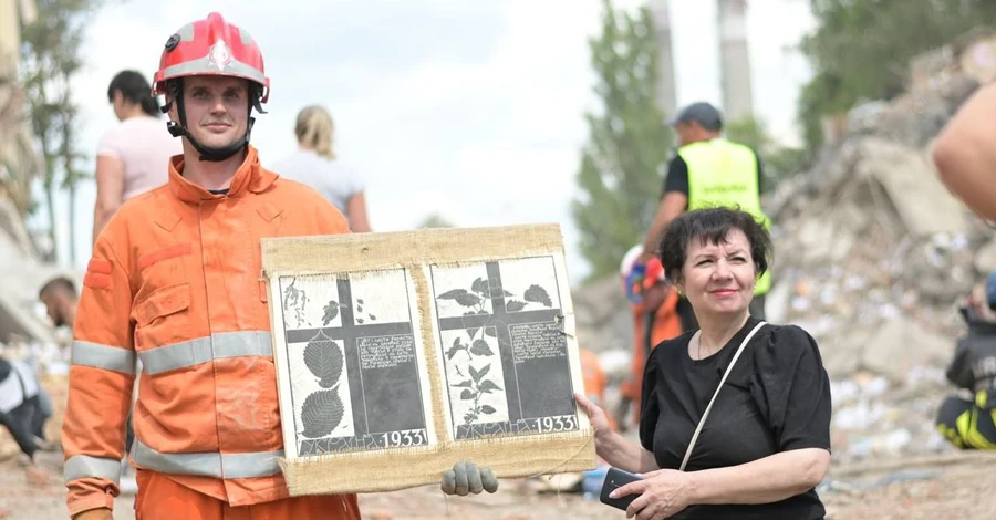 У Сумах з-під завалів врятували частину експонатів виставки Миколи Бондаренка про Голодомор