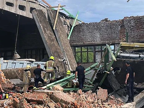 На Полтавщині обвалилася будівля, під завалами опинилися люди