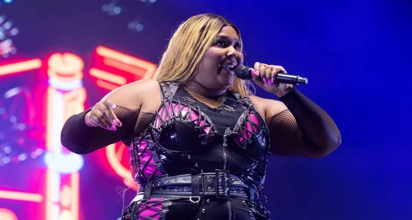 Lizzo ответила на обвинения бывших сотрудниц в домогательстве и бодишейминге