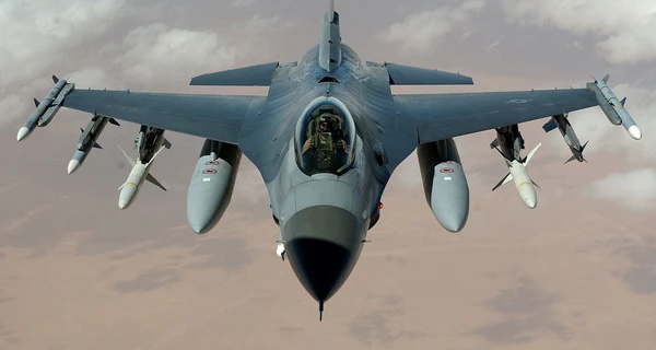 В Пентагоне заявили, что Байден одобрил обучение украинских пилотов на F-16