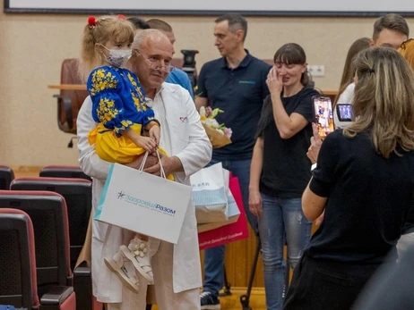 Шестирічну дівчинку, якій місяць тому пересадили серце, виписали із лікарні