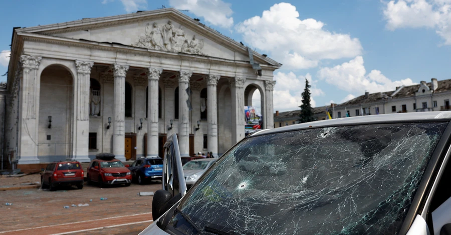 Росіяни під час обстрілу історичного центру Чернігова пошкодили будівлю місцевого театру