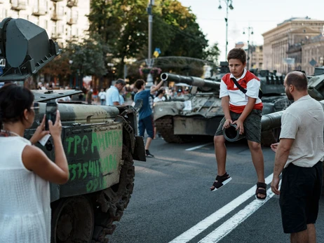 Рух Хрещатиком перекрили на тиждень через виставку пошкодженої техніки, яку проводить Офіс президента