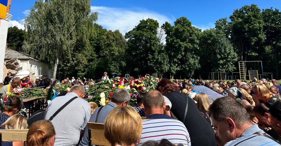 У Ромнах попрощалися із загиблими працівниками школи, яку зруйнували російські дрони