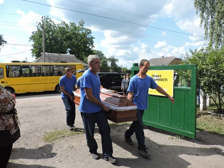 У Ромнах поховали директора школи, життя якої обірвав дрон-камікадзе, випущений росіянами