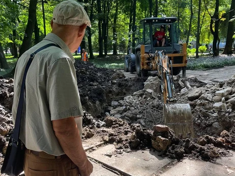 У Чернівцях демонтували радянську братську могилу - вона виявилася порожньою