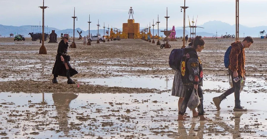 Ливень превратил территорию Burning Man в болото, 70 тысяч гостей оказались в ловушке 