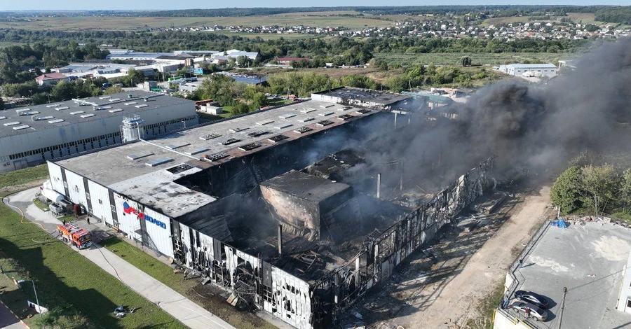 Жителям центру Тернополя порадили не виходити на вулицю після пожежі на підприємстві з пінопластом