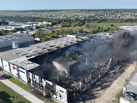 Жителям центру Тернополя порадили не виходити на вулицю після пожежі на підприємстві з пінопластом