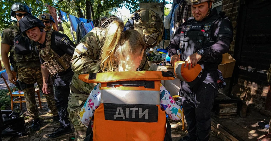 На Донеччині «білі янголи» вивезли з Нью-Йорка трьох дітей та їхню матір