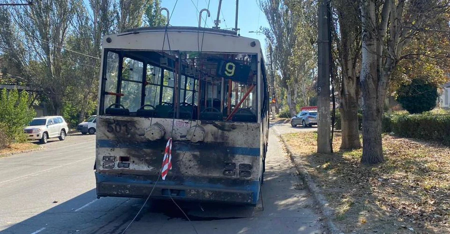 В Херсоне в результате российского обстрела погибли полицейский и пассажир троллейбуса